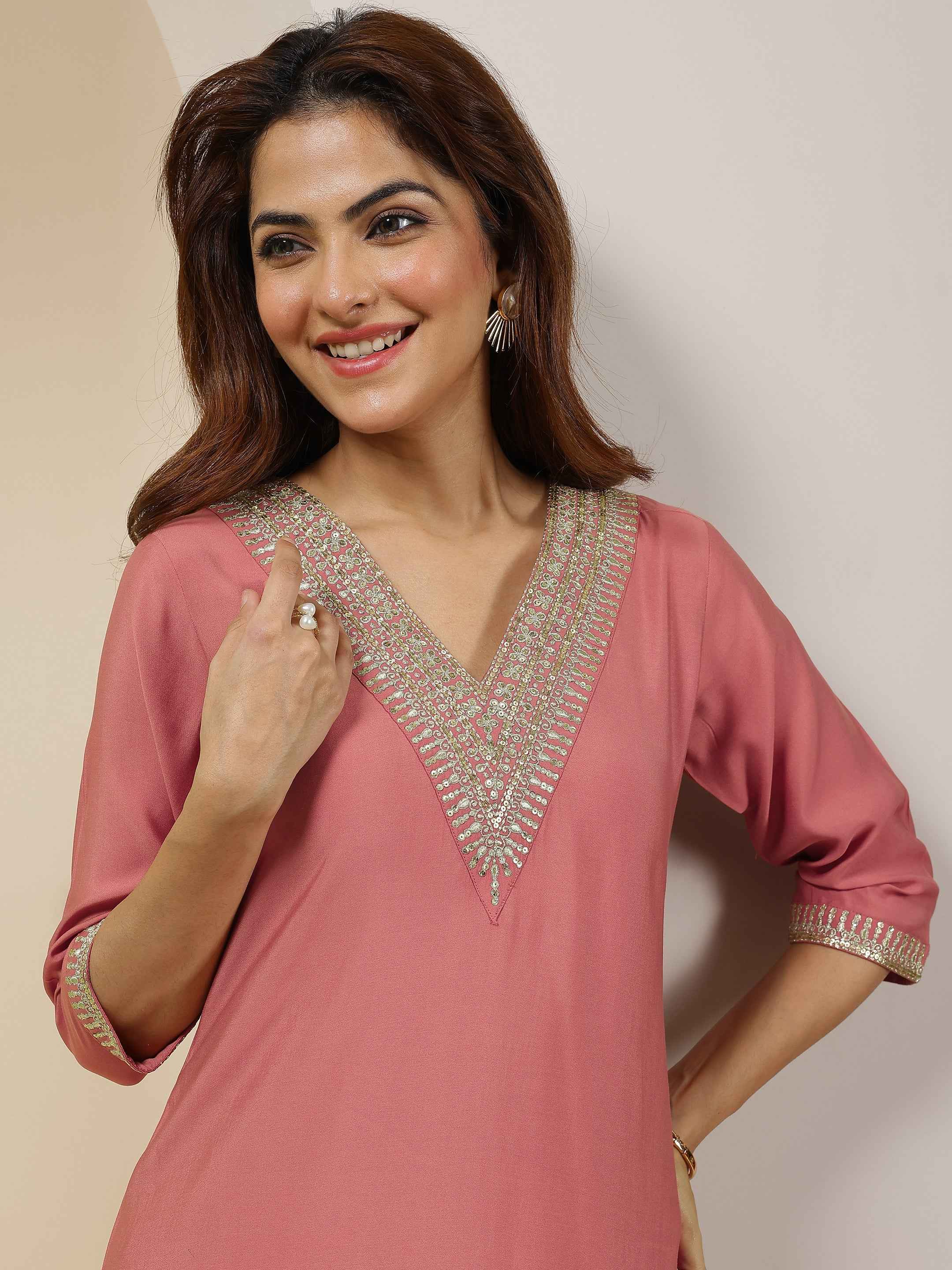 Peach Embroidered Silk Blend Straight Suit Sets With Dupatta