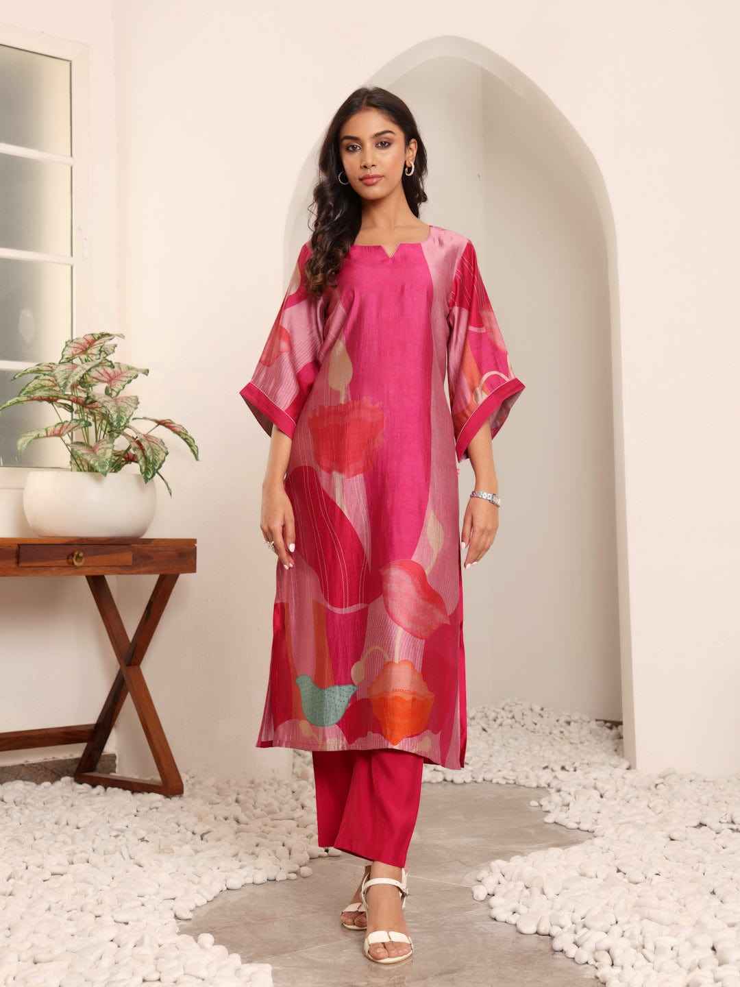 Women Fuschia Pink Abstract Printed Straight Kurta With Trousers