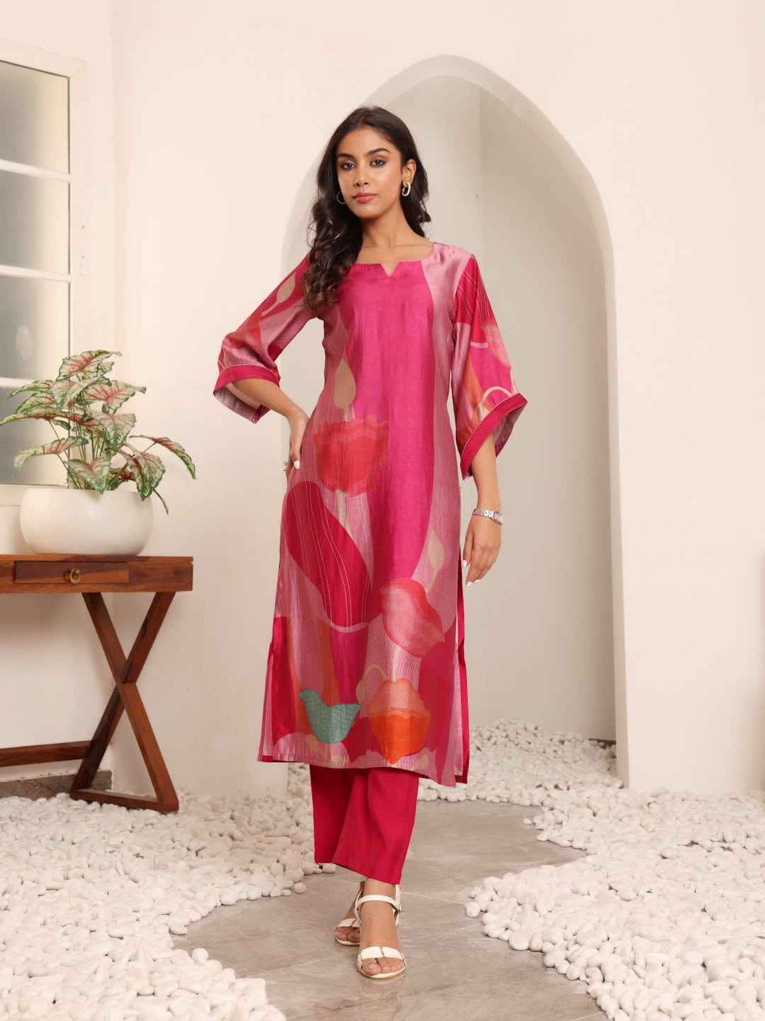 Women Fuschia Pink Abstract Printed Straight Kurta With Trousers