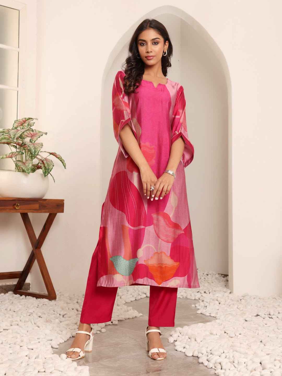 Women Fuschia Pink Abstract Printed Straight Kurta With Trousers