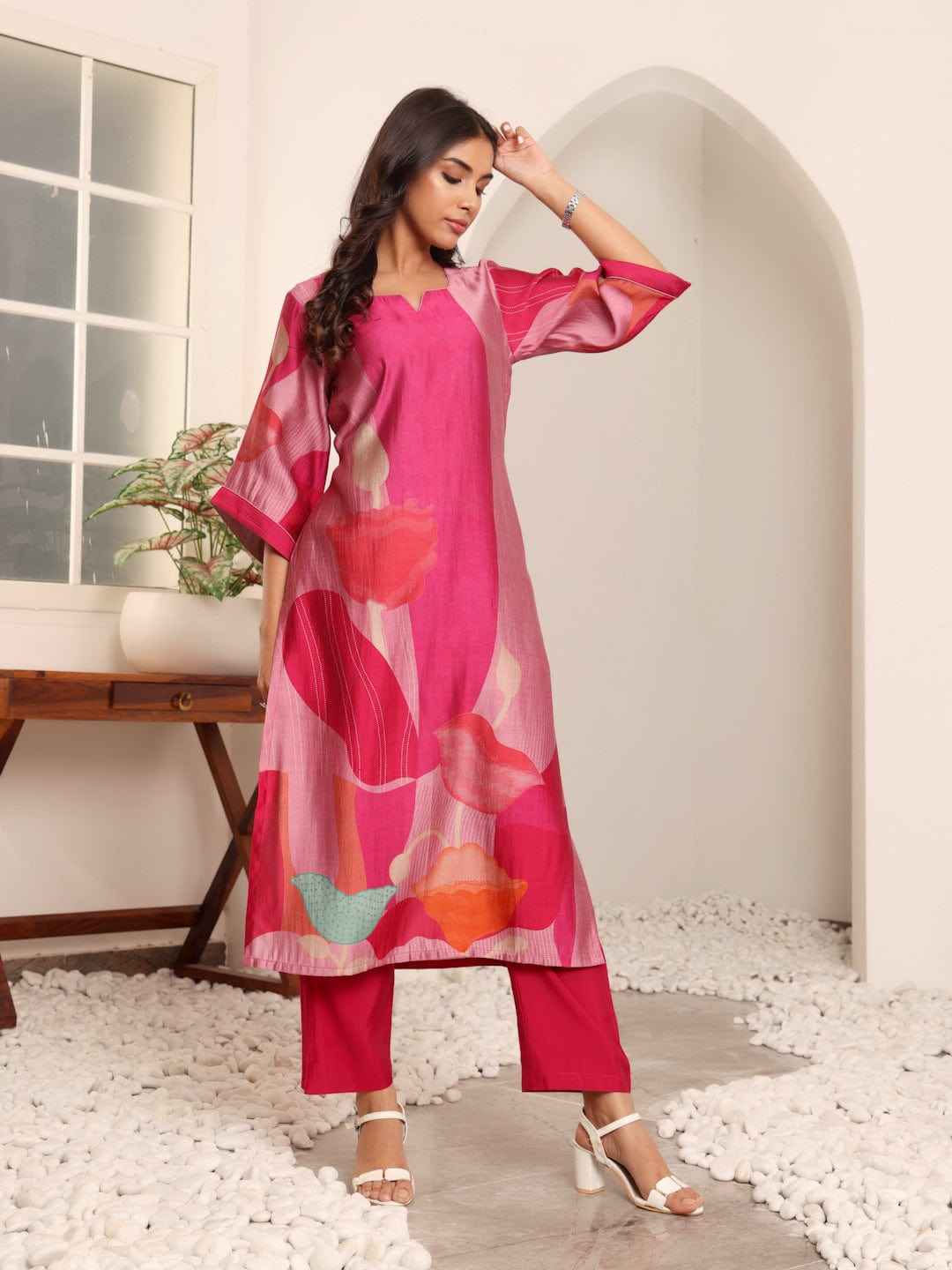 Women Fuschia Pink Abstract Printed Straight Kurta With Trousers